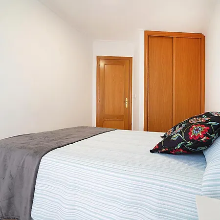 Con Piscina Y Vistas Al Mar En Apartamento Raxo